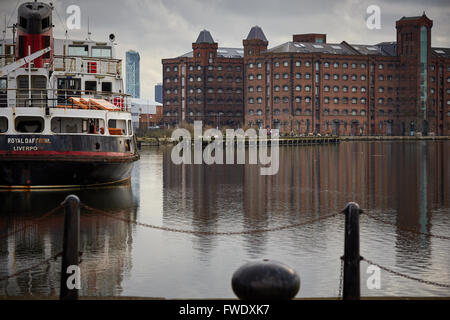 A ovest il galleggiante Merseyside Liverpool docks birkenhead da Duke Street bridge magazzino grande bacino costruito in mattoni Magazzino di mais, EAS Foto Stock