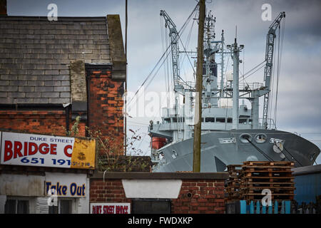 A ovest il galleggiante Merseyside Liverpool docks birkenhead da Duke Street RFA Rover nero è una piccola flotta di navi cisterna la British Royal Foto Stock