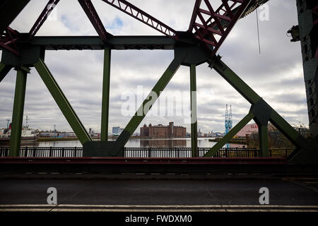 A ovest il galleggiante Merseyside Liverpool docks birkenhead da Duke Street bridge magazzino grande bacino costruito in mattoni Magazzino di mais, EAS Foto Stock