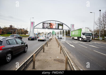 Salford grande billboard regent road Salford Manchester Moderno tv televisione schermo luminoso annunci Annunci corporate dual Foto Stock