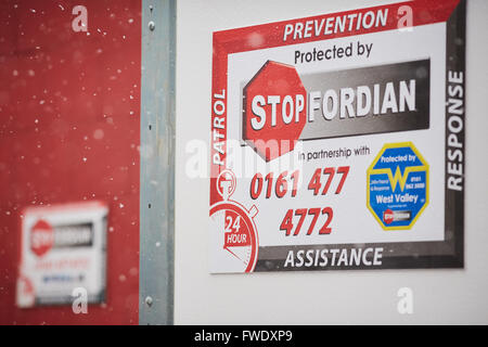 Cartelli di avvertimento per Stopfordian sicurezza società Stockport Cheshire di proprietà di Arran Coghlan Foto Stock