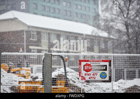 Cartelli di avvertimento per Stopfordian sicurezza società Stockport Cheshire di proprietà di Arran Coghlan Foto Stock