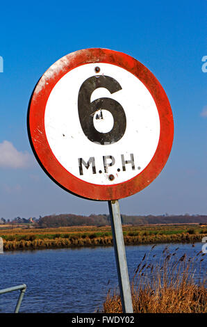 A 6 mph segno per barca del traffico in ingresso al fiume y vengono dal breve Dyke e Rockland ampia, Norfolk, Inghilterra, Regno Unito. Foto Stock