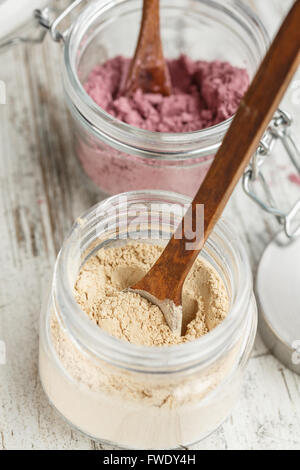 Acai e polvere di maca in vasetti di vetro Foto Stock