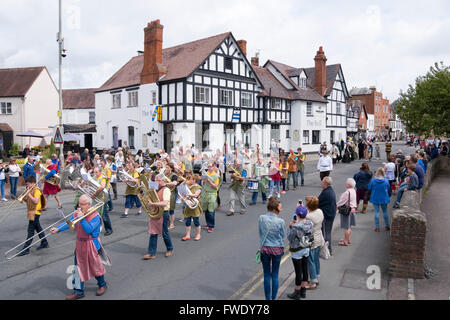 Tewkesbury, Regno Unito - 17 Luglio 2015: Brass Band che suona nel primo Festival medievale sfilata il 17 luglio 2015 in Church Street, Foto Stock