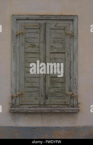 Chiuso Vecchie persiane di legno Foto Stock