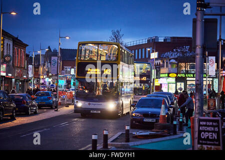 Rusholme Curry Mile salici strada notte scura sera 142 43 Stagecoach bus busy automobili parcheggiate Ristoranti Ristorante sala da pranzo cibo Foto Stock