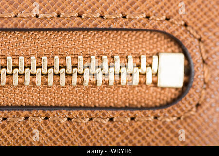 Zipper Closeup su marrone portafoglio in pelle Foto Stock