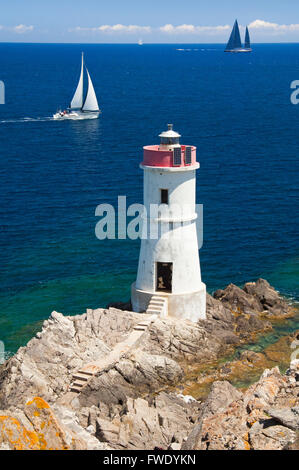 Costa Smeralda, Sardegna, Italia, 5/2014.yacht sulla costa e Lighthouse vicino a Porto Cervo Arzachena Foto Stock