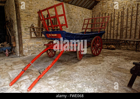 Ripristinato il fieno carrello in rosso e blu Foto Stock