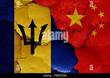 Bandiere di Barbados e Cina dipinta sulla parete incrinato Foto Stock