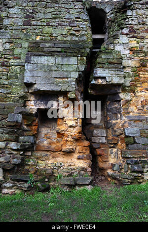 Dettaglio del guardaroba scivoli / latrine nella parete del castello Tonbridge, Kent, Inghilterra Foto Stock