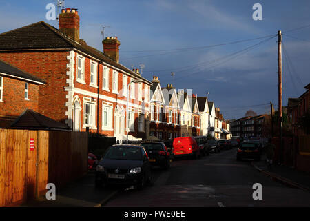 In mattoni in stile vittoriano alloggiamento terrazzati e cielo tempestoso, Southborough, Kent, Inghilterra Foto Stock