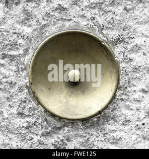 Extreme close-up di un antico campanello in ottone, ossidato dal tempo. Foto Stock