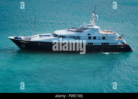Enormi yacht di lusso nelle acque di San Tommaso, Isole Vergini Americane Foto Stock