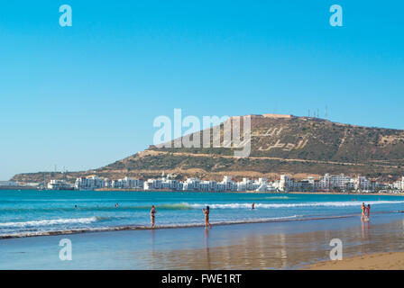 Persone in mare, nuotare in acqua, city beach, Agadir, Souss, Marocco, Africa settentrionale Foto Stock