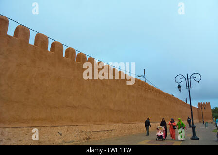 Pareti esterne di Medina, Tiznit, Souss-Massa-Drâa, nel sud del Marocco, Africa settentrionale Foto Stock