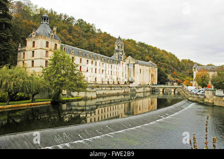 Settimo secolo abbazia benedettina di Saint Pierre, Brantome, Dordogne, Francia, fiume Dronne. Foto Stock