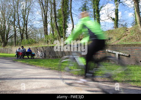 Un ciclista sulla Tissington Trail cercando di un indicatore di gradiente su questo ex linea ferroviaria ruotato ciclo, a piedi e percorso briglia REGNO UNITO Foto Stock