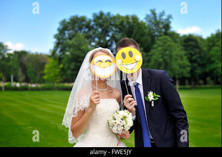 Sposa e lo sposo con la carta smiley Foto Stock