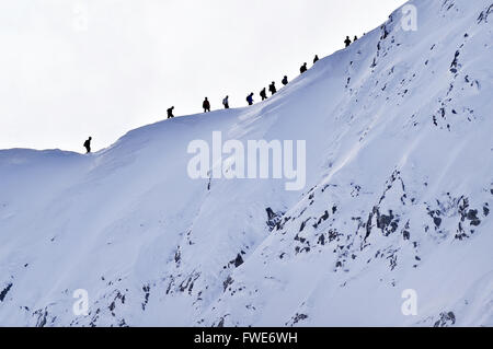 Gli alpinisti in salita con ramponi sui Monti Fagaras ridge, gamma dei Carpazi, in Romania Foto Stock