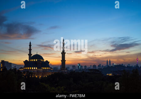 Il territorio federale moschea è uno dei principali moschea di Kuala Lumpur in Malesia.La moschea di design è una miscela di Ottomano. Foto Stock