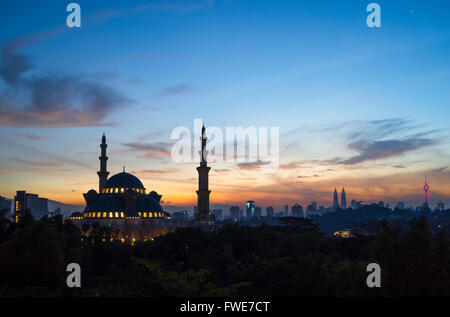 Il territorio federale moschea è uno dei principali moschea di Kuala Lumpur in Malesia.La moschea di design è una miscela di Ottomano. Foto Stock