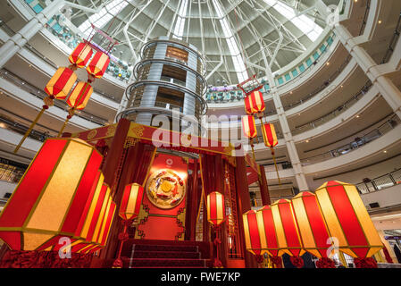 Lanterna rossa o 'tanglung' appeso a Kuala Lumpur City Centre Mall come parte della celebrazione del Capodanno cinese. Foto Stock