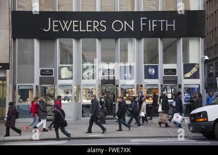 Fifth Avenue e la 47th Street, il bordo del "quartiere dei diamanti' in midtown Manhattan, New York. Foto Stock