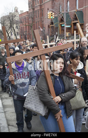 Le stazioni della croce processione in inglese, spagnolo e polacco il Venerdì Santo si snoda attraverso vari quartieri di Brooklyn, New York Foto Stock