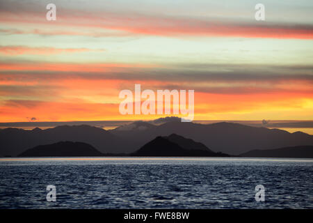 Tramonto, Parco Nazionale di Komodo, Indonesia Foto Stock