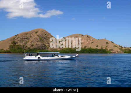 Tipico turista nave off di ancoraggio Rinca Isola, Parco Nazionale di Komodo, Sito Patrimonio Mondiale dell'UNESCO, Indonesia Foto Stock