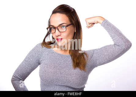 Successo vincitrice donna felice celebrando. Indossa occhiali e maglione grigio su sfondo bianco Foto Stock