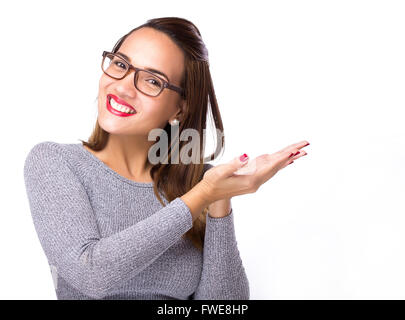 Bella donna con occhiali puntando il suo lato su sfondo bianco Foto Stock