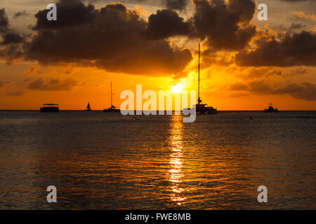 Nave a vela al tramonto Foto Stock