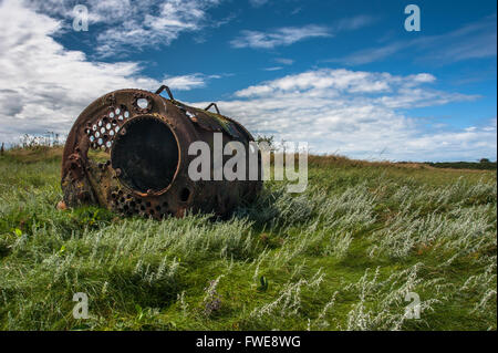 Rusty vecchie navi caldaia su Barnaby della Palude di sabbia vicino Preesall Lancashire Foto Stock