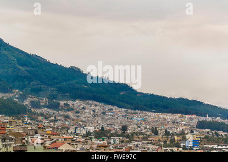 Paesaggio urbano vista aerea del centro storico della città di Quito dalla parte superiore di San Juan Basilica Chiesa. Foto Stock