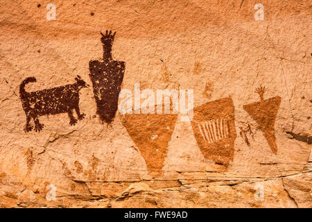 Pittogrammi di cane e anthropomorphs, barriera Canyon stile, Horseshoe Canyon, il Parco Nazionale di Canyonlands, Utah, Stati Uniti d'America Foto Stock