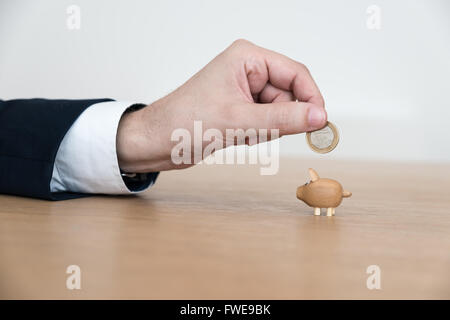 Troppo poco piggy feed Euro Foto Stock