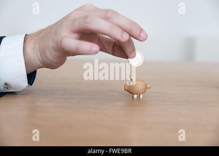 Troppo poco piggy feed Euro Foto Stock