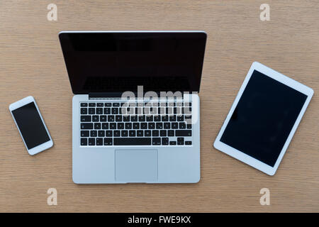 Lavorare da sopra il laptop e strumenti. Foto Stock