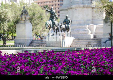 Sculture in bronzo di Don Chisciotte e Sancho Panza. Plaza de España è una grande piazza e una popolare destinazione turistica, trova Foto Stock