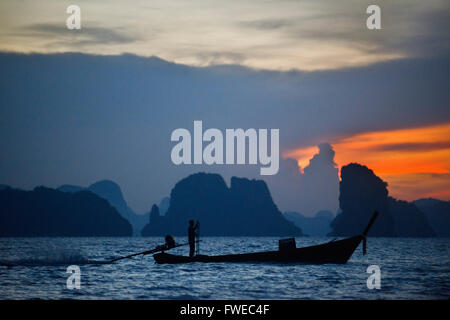 Six Senses Resort Koh Yao Noi, Phang Nga Bay, Thailandia, in Asia. Barca per Sunrise colazione picnic su un isola deserta n Koh Hong Foto Stock