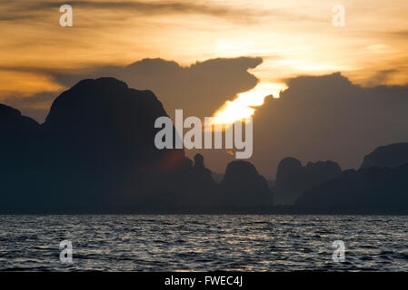 Six Senses Resort Koh Yao Noi, Phang Nga Bay, Thailandia, in Asia. Barca per Sunrise colazione picnic su un isola deserta in Koh Hon Foto Stock