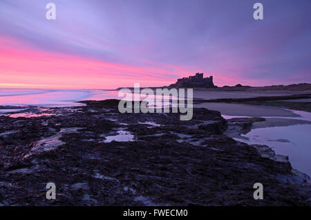 Alba sul castello, bamburgh, Northumberland Foto Stock