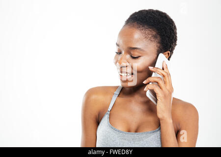 Carino bella giovane americano africano sportive parlando al telefono cellulare su sfondo bianco Foto Stock