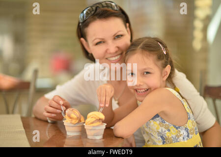 La ragazza e la madre di mangiare gelati Foto Stock