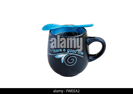 Nero e blu chiaro in ceramica tazza da tè con cucchiaino in cima isolata su bianco Foto Stock