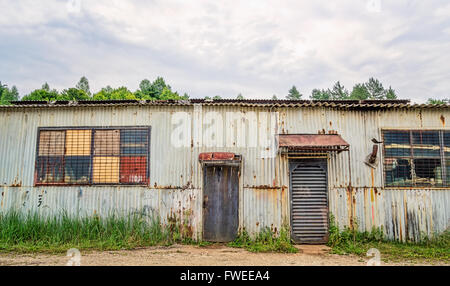 Rusty vecchio capannone improvvisata fatta di fogli di lamiera ondulata. Foto Stock