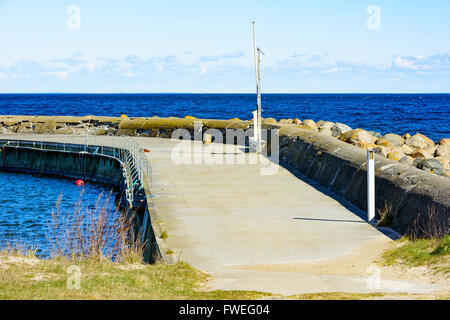 Un vuoto di molo di cemento con il mare aperto in background. Foto Stock